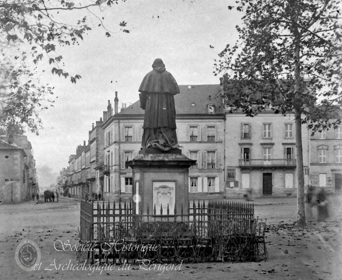 Statue de Fénelon et rue Victor Hugo