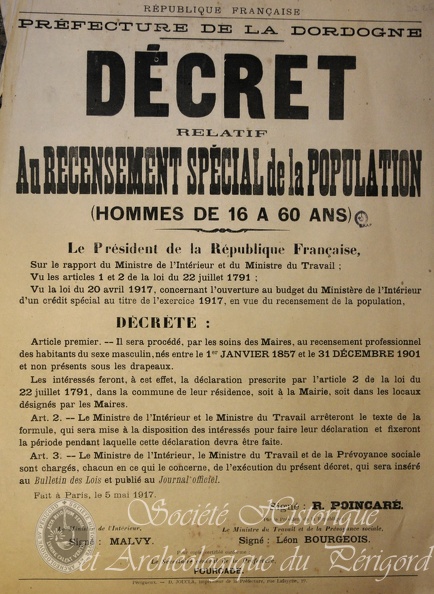 Préfecture de la Dordogne. Décret relatif au recensement spécial de la population (hommes de 16 à 60 ans).Paris, 5 mai 1917. gen-d1-205.jpg