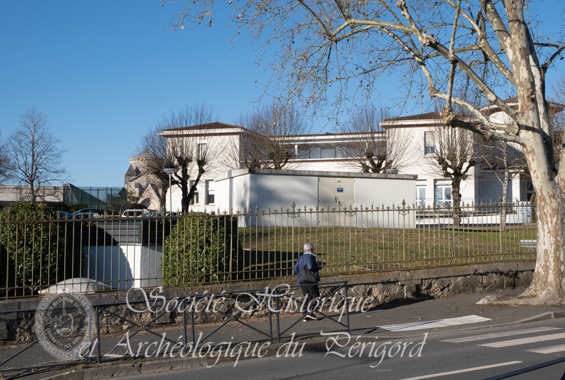 Au fond à gauche tombeau de la famille Parrot. Périgueux-Ville-26.jpg
