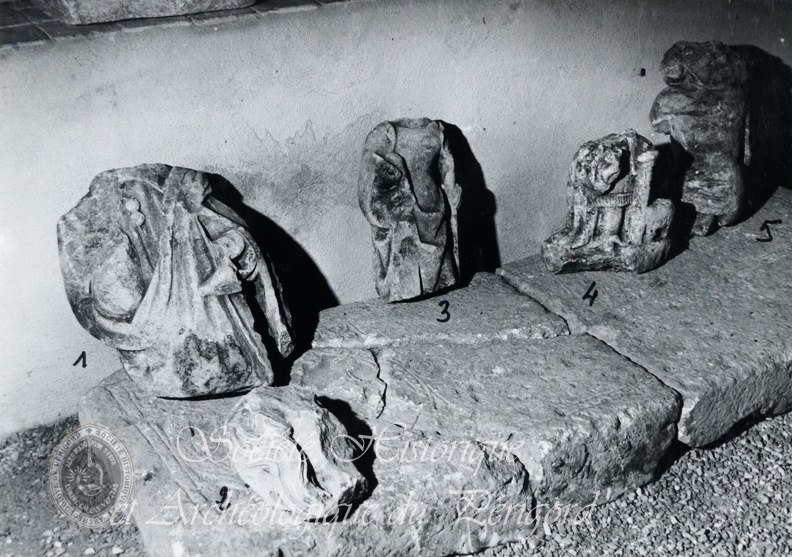 Fragments de statuettes de pierre trouvés devant la façade de l'église (J. Lagrange BSHAP 1970) PP_marsac_08.jpg